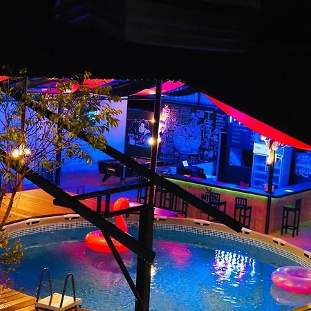 Wild Ones Hostel バンコク都 エクステリア 写真